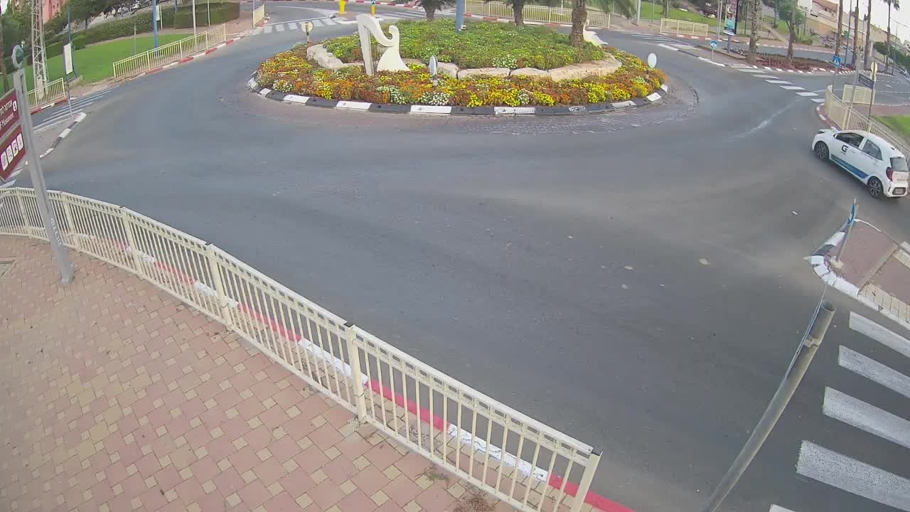 A civilian vehicle that crashed and flew in reverse (1).mp4